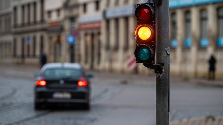 Na żółtym świetle nie można wjechać na skrzyżowanie. Należy traktować je jak czerwone
