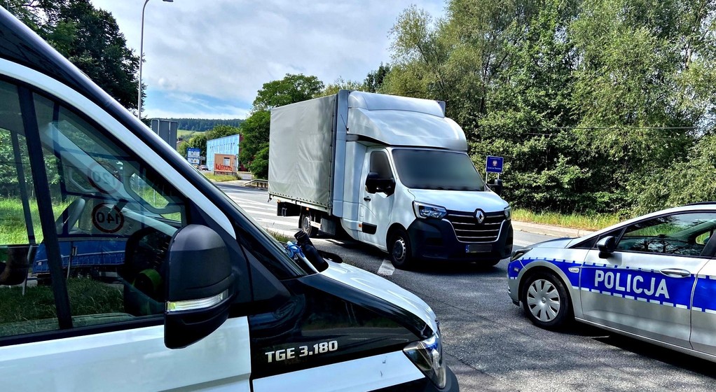 Kontrolowany pojazd dostawczy w punkcie kontrolnym opolskiej Inspekcji Transportu Drogowego (ITD)