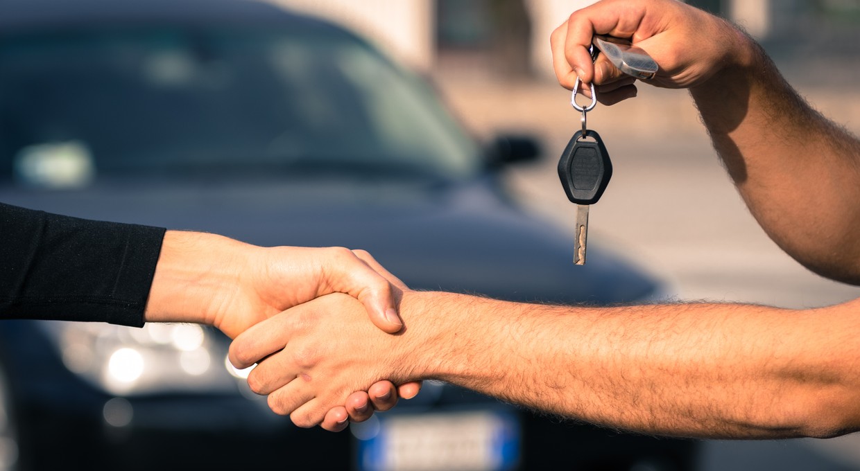 Kupujemy nowe auto z salonu - bierz, co jest albo dłuuugo czekaj