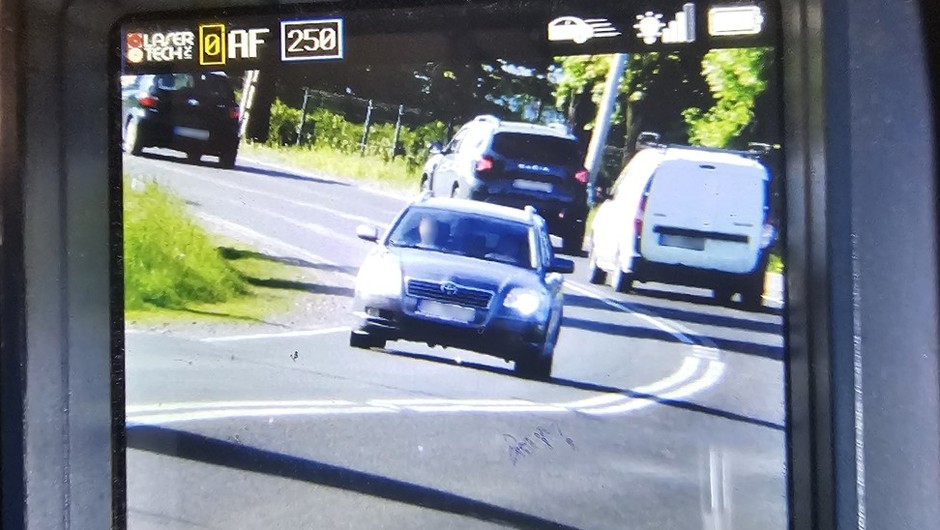 Obraz pochodzący z serwisu https://bialystok.policja.gov.pl/po2/aktualnosci/95590,Nietrzezwy-bez-uprawnien-wpadl-bo-przekroczyl-predkosc.html