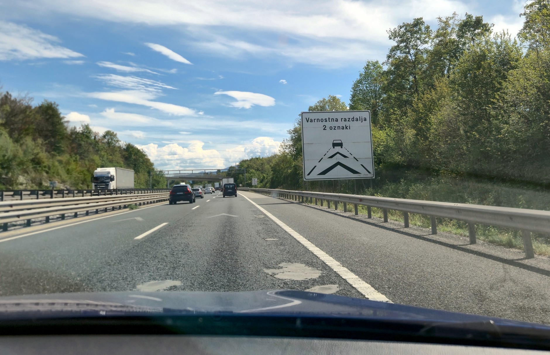 Specjalne strzałki na autostradzie w Słowenii