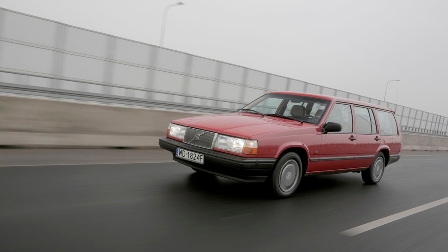 Prezentowane Volvo 740 GL pochodzi 
z 1991 roku. Auto ma na sobie, poza jednym błotnikiem, pierwszy lakier. Przednie lampy i grill prawdopodobnie są nieoryginalne (z serii 900), choć w niektórych „700-kach” montowano je już w 1991 r. 
Na pokładzie m.in. skóra i klimatyzacja.