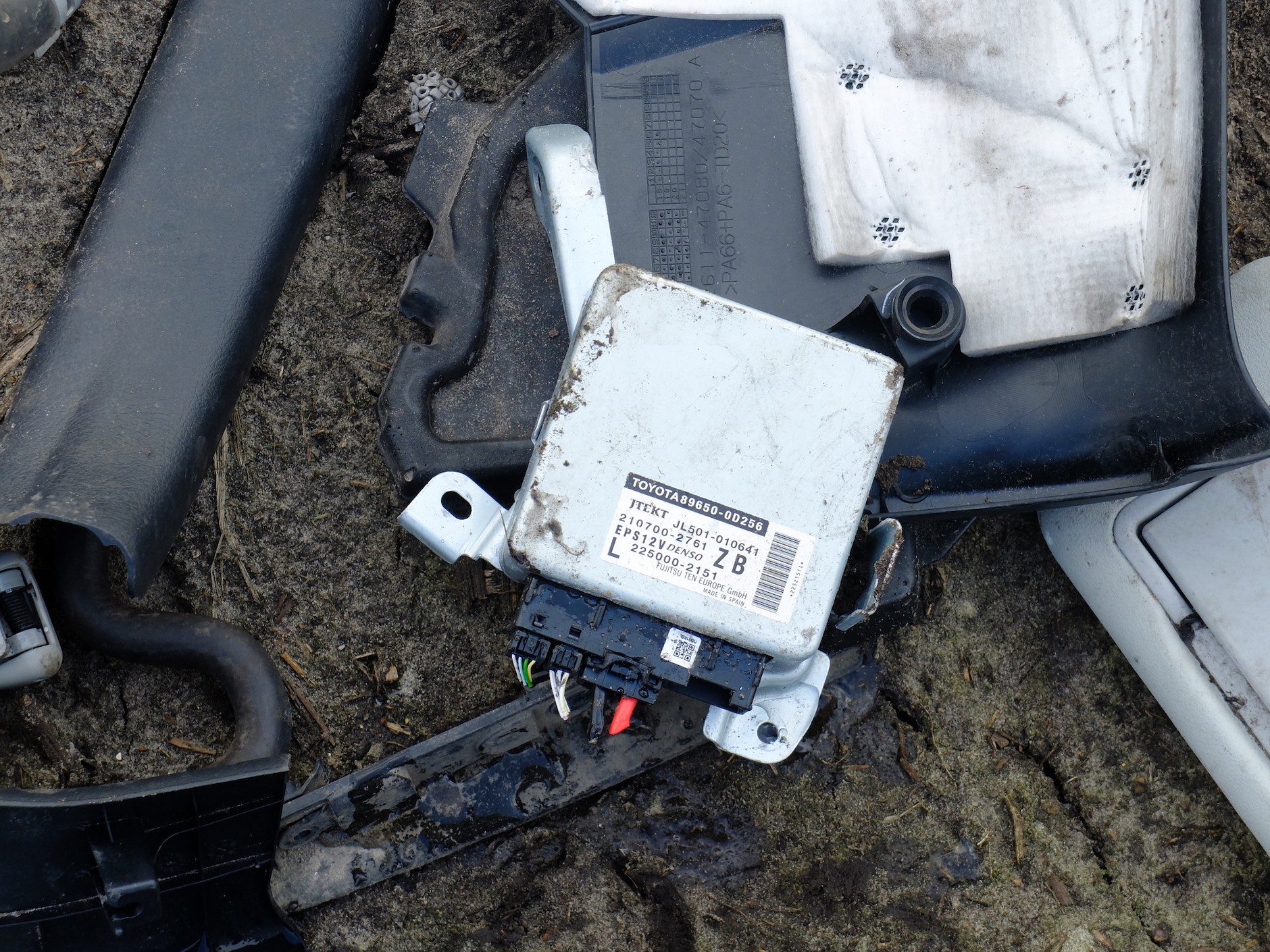 Zobacz, co zostaje z samochodów, które wpadły w ręce przestępców. Szokujące zdjęcia z lasów powiatu wołomińskiego!