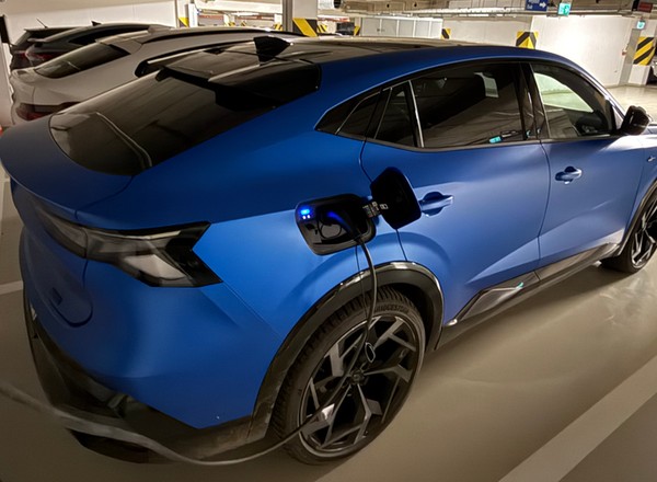 Renault Rafale e-Tech 4x4 300 – hybryda Plug-in, prawdziwe "dwa w jednym"? Tak, ale...