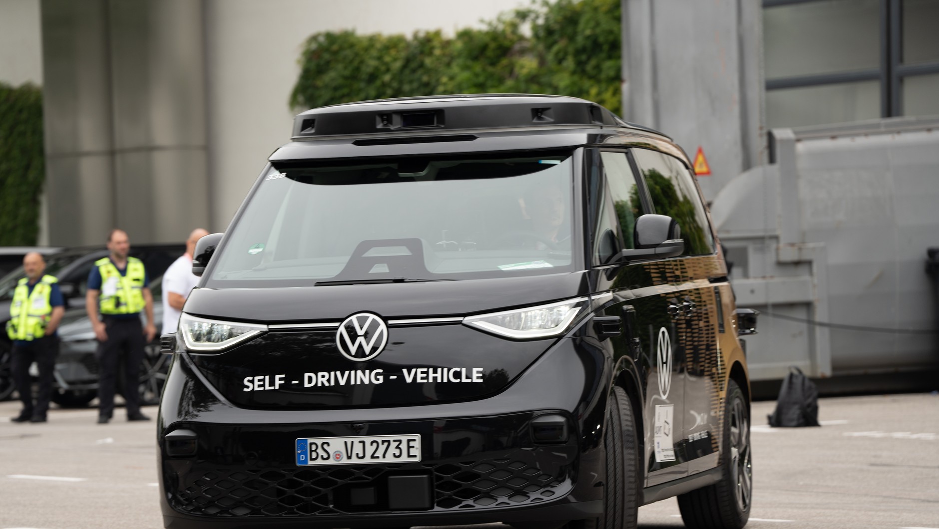 Autonomiczny Volkswagen ID. Buzz już istnieje. Na razie jednak sam nie jeździ i cały czas jest pilnowany przez osobę za kierownicą
