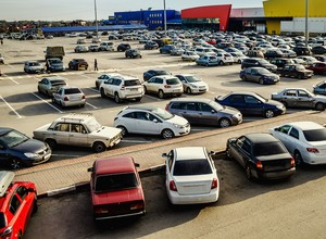 Koniecznie zwróć uwagę na ten znak. Stoi przy wjeździe na parking przed sklepem