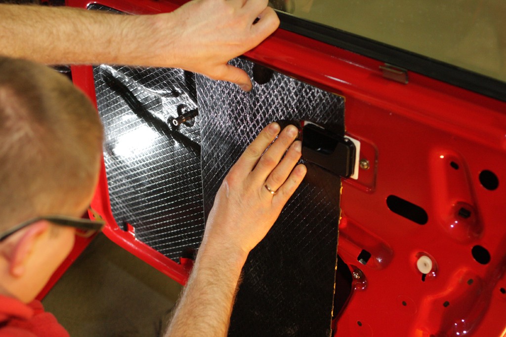 Wyciszanie auta krok po kroku. Zobacz jak skutecznie poprawić komfort podróżowania.