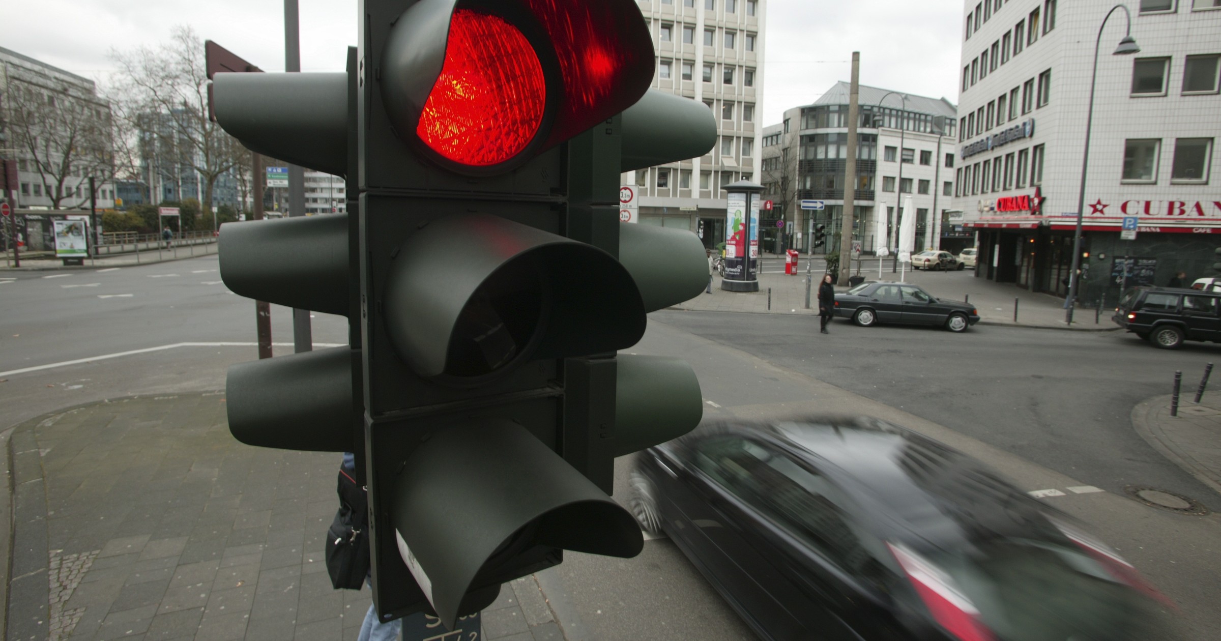 Sygnalizacja świetlna na ruchliwym skrzyżowaniu