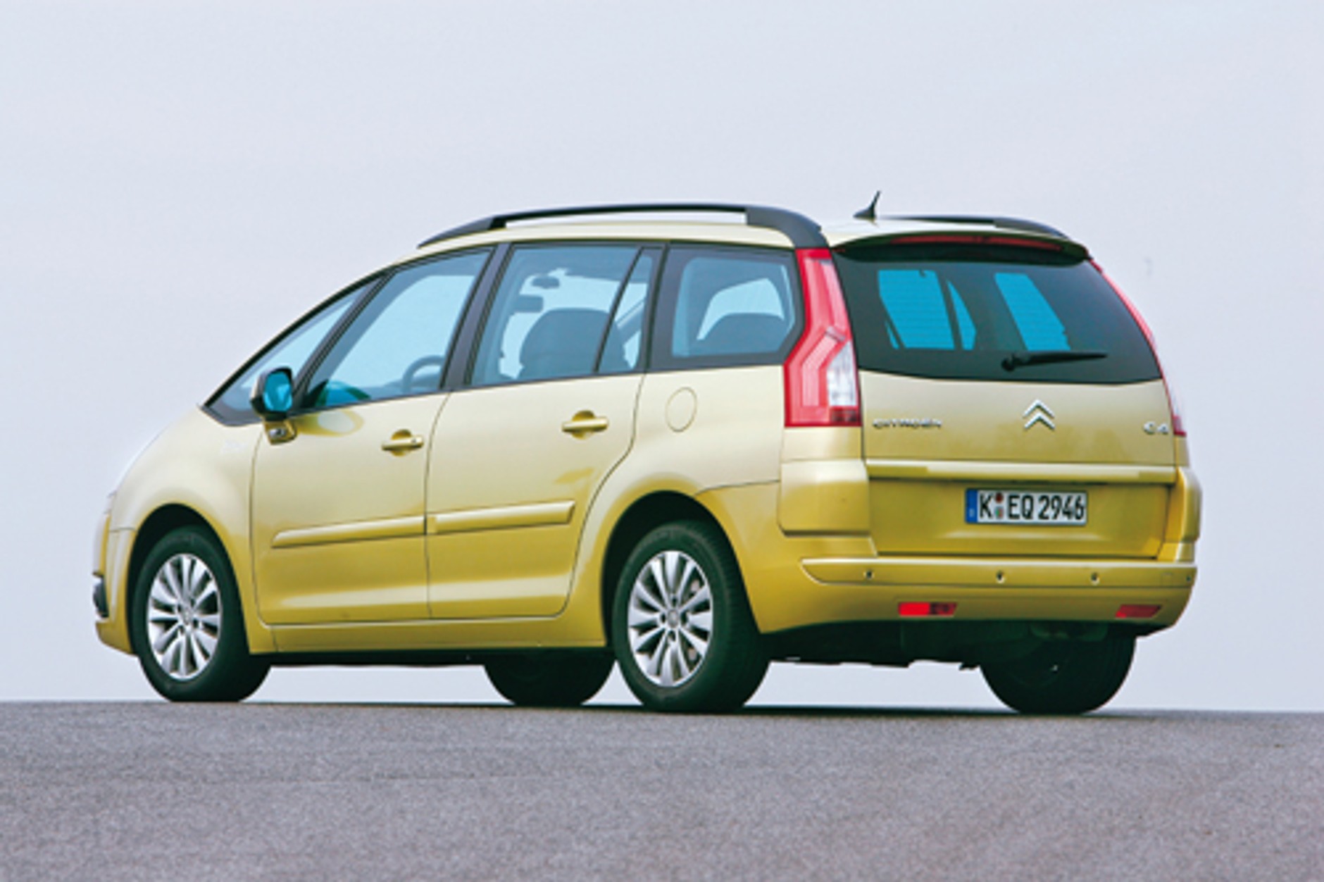 Cztery minivany z silnikami diesla