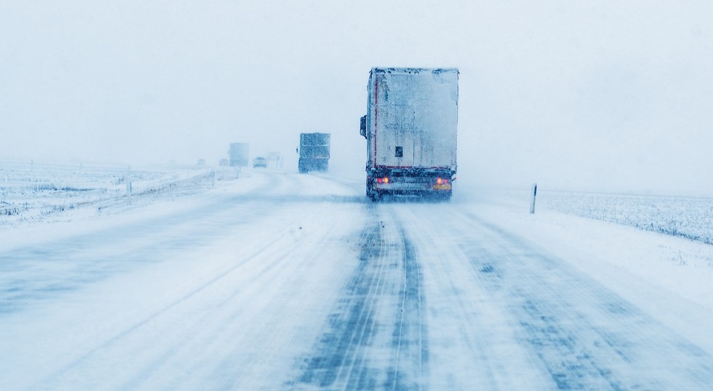 Jazda ciężarówką w zimowych warunkach