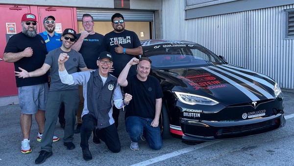 Wyścigowa Tesla Model S Plaid na torze. Nie dała szans Porsche i McLarenom