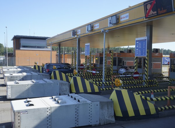 Darmowe autostrady i zakaz wyprzedzania się ciężarówek od 1 lipca. Prezydent podpisał ustawę