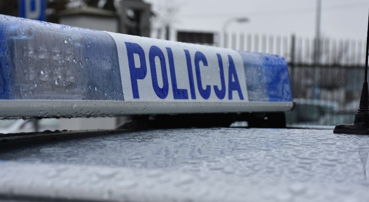 Był tak pijany, że wjechał do rowu. Przechodzień: "ja tylko niosę pomoc"