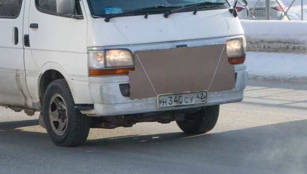 Chłodnica samochodu zasłonięta kartonem