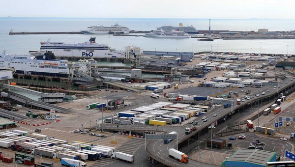 Koronawirus i drogowy paraliż - kierowcy utknęli w Wielkiej Brytanii