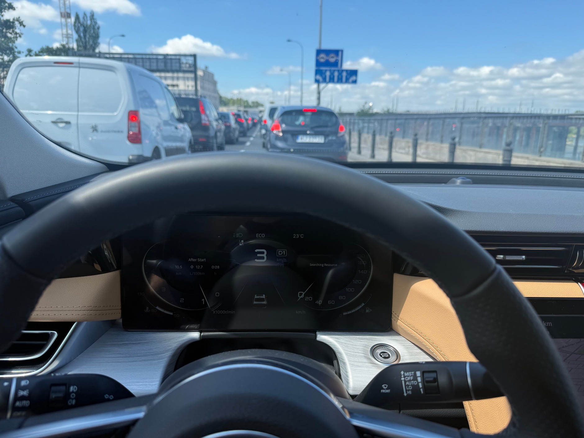 Hongqi H5 w mieście pali 12-13 l na 100 km – czasem udaje się zejść nieco z tego wyniku, ale na krótszych trasach spalanie znacząco rośnie. Dużo lepiej to wygląda podczas spokojnej jazdy pozamiejskiej