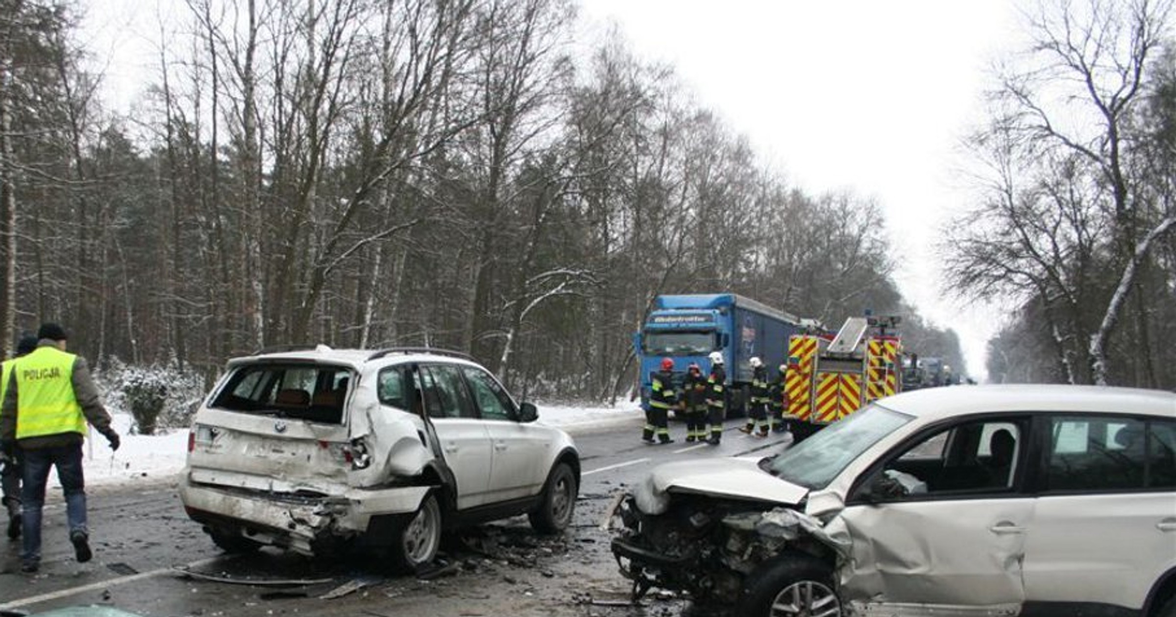 Siła uderzenia wyrzuciła silnik pod jadące BMW