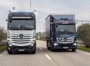Ciężarówka z pantografem na niemieckiej autostradzie