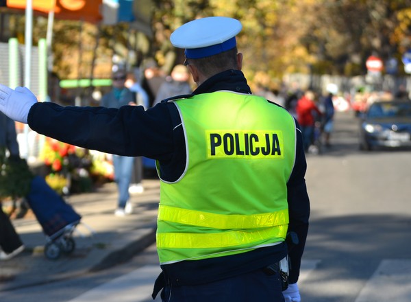 Czy wiesz, co "mówi" do ciebie policjant? Te gesty trzeba znać