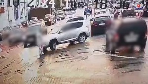 Na parkingu pod galerią potrącił matkę z dzieckiem. Wszystko się nagrało [WIDEO]