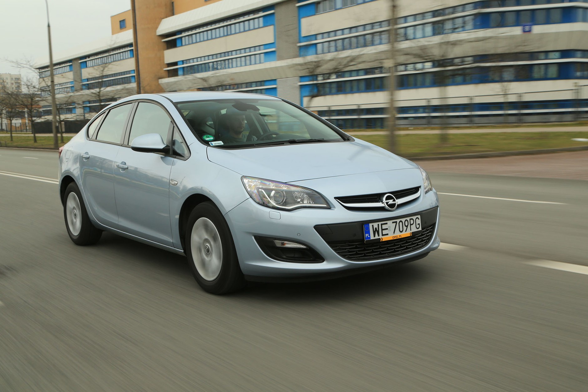 Opel Astra 1.4 Turbo LPG - nocny sedan zasilany gazem