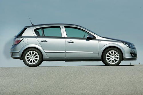 Opel Astra, VW Golf, Ford Focus - Czy to grzech być słabym i ubogim?