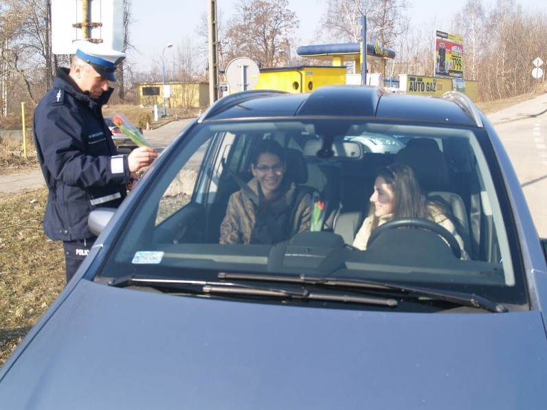 Policja rozdawała kwiatki