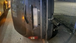 Uderzył w autobus i zakończył jazdę na boku. Był pijany