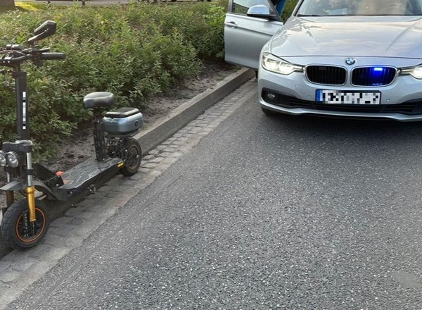 Policjanci z grupy Speed złapali kierowcę hulajnogi na gorącym uczynku. Nielegalny i zdumiewający dodatek