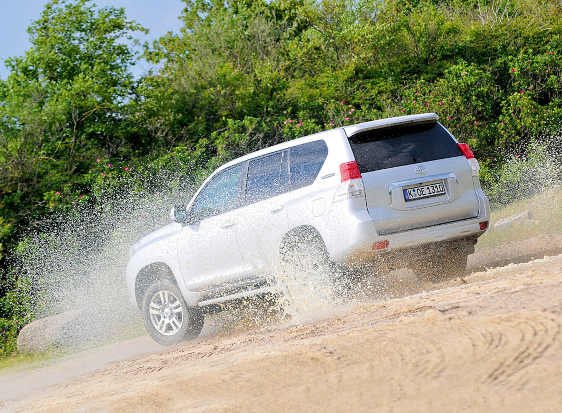 Luksusowe terenówki na wszelki wypadek: Mitsubishi Pajero kontra Toyota Land Cruiser, Land Rover Discovery i Nissan Pathfinder