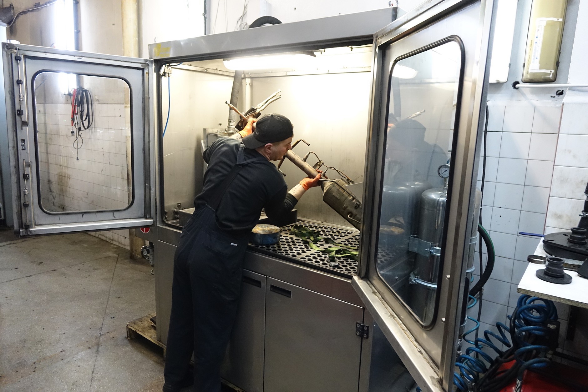 Jeżeli filtr nie jest uszkodzony, to z reguły da się go uratować usuwając z niego zebrane w nim popioły. Tego typu usługa kosztuje z reguły kilkaset złotych, czyli znacznie mniej od nowego filtra