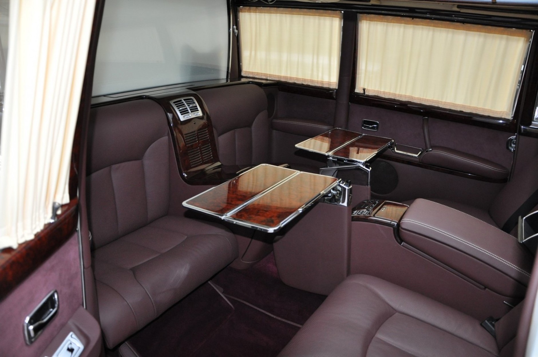 Mercedes 600 Pullman restomod