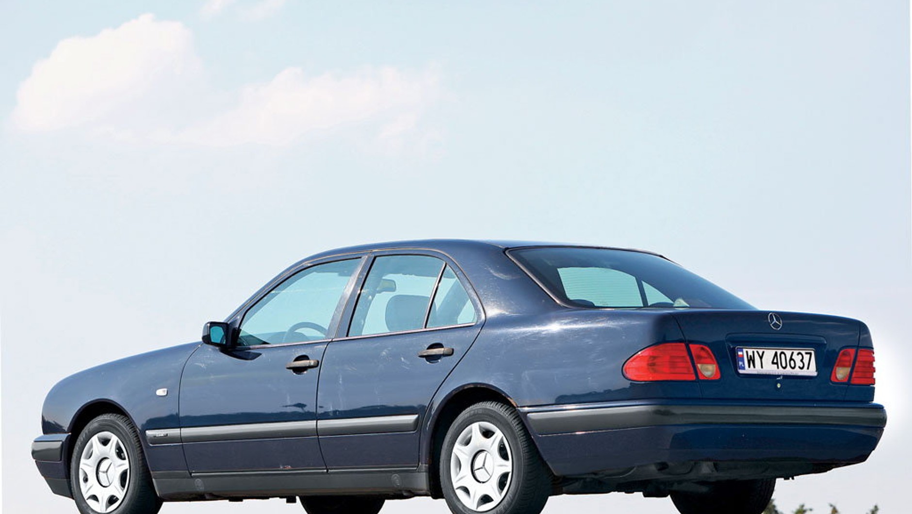 Mercedes klasy E W210 2.9 TD - mechanicznie to świetne auto, ale blacharsko zwykle katastrofa. Idealny dawca silnika!
