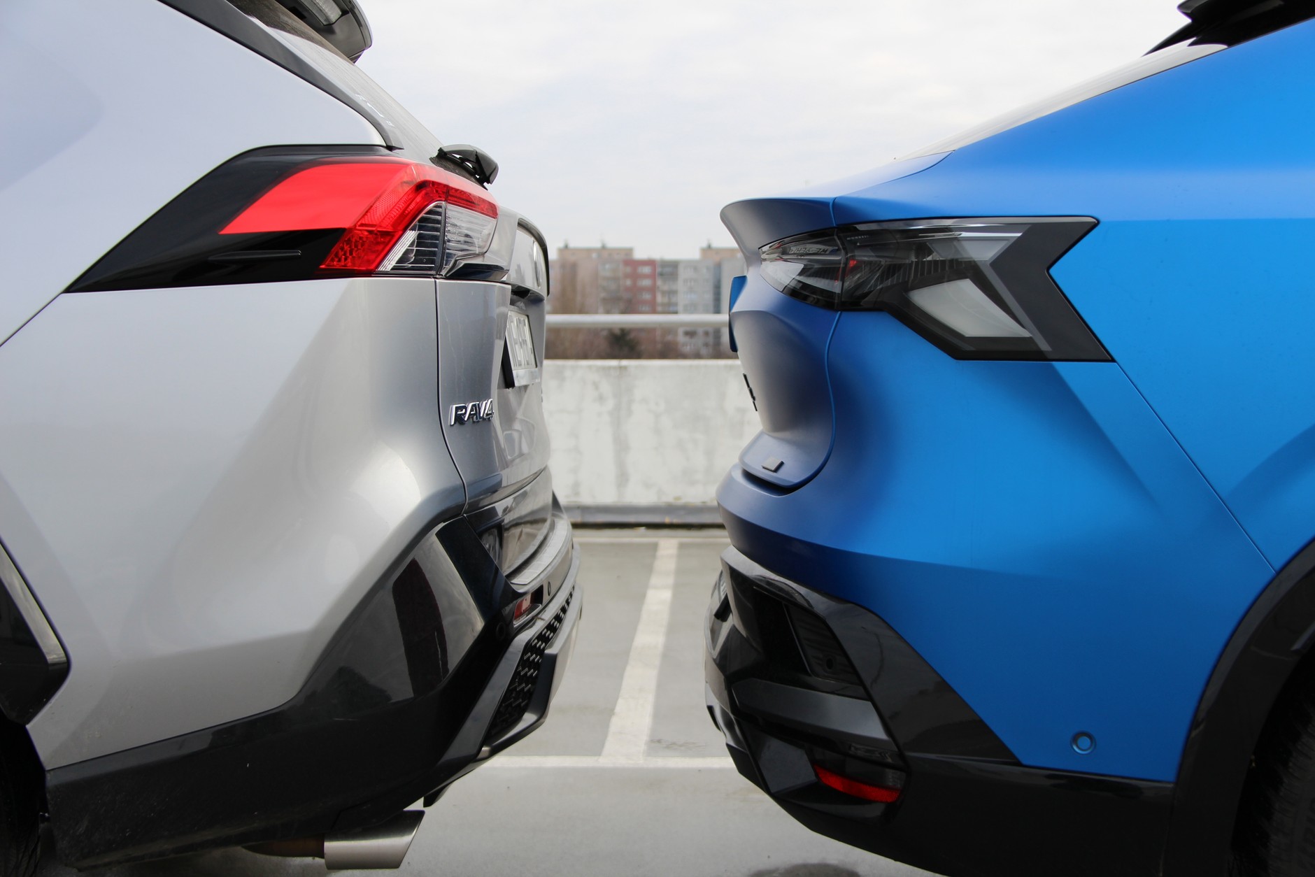 Renault Rafale E-Tech 300 kontra Toyota RAV4 Plug-In Hybrid