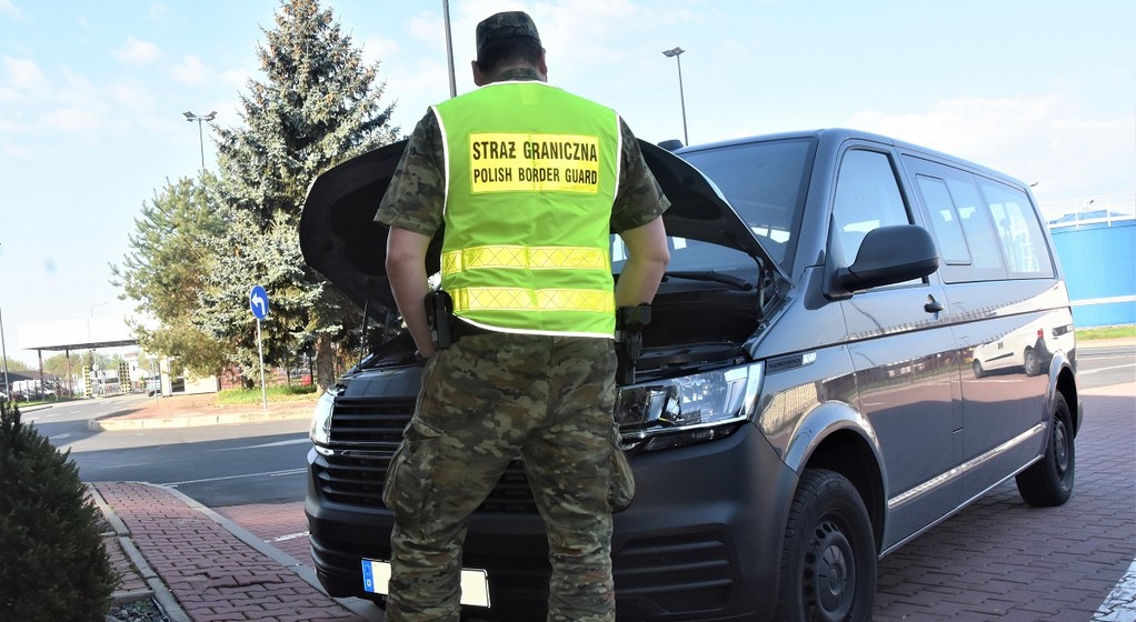 Funkcjonariusz Straży Granicznej przy samochodzie