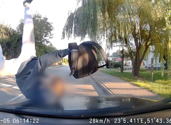 Przechodząc po pasach, nawet nie podniósł głowy. Skończyło się saltem na masce [WIDEO]