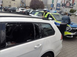 Policjanci zbili szybę w samochodzie, żeby ratować dziecko. Matka była im wdzięczna