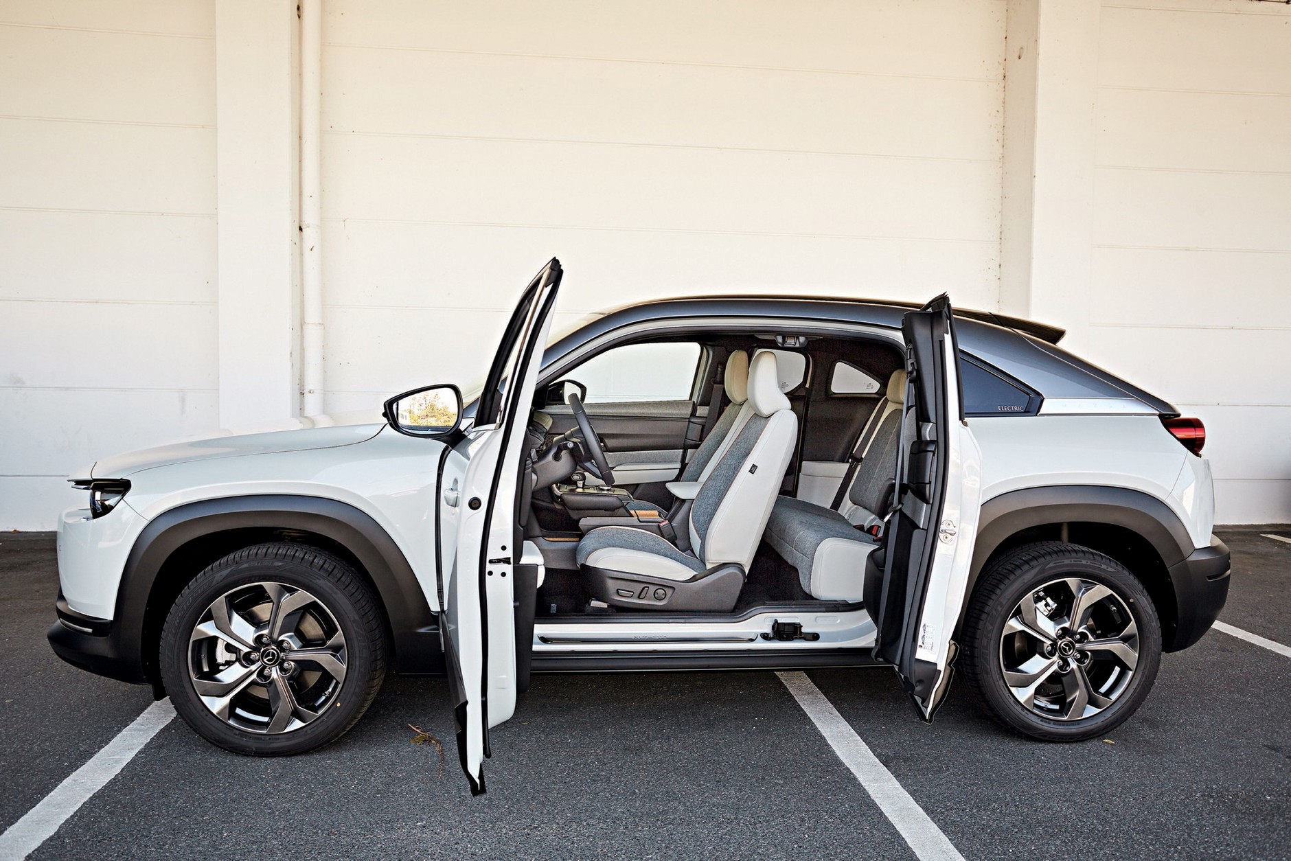 Mazda MX-30 - nietypowe drzwi