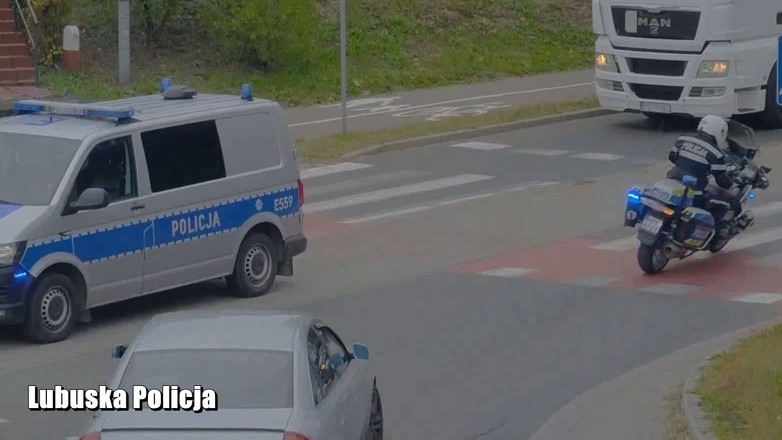 Policjanci pilotowali auto do szpitala