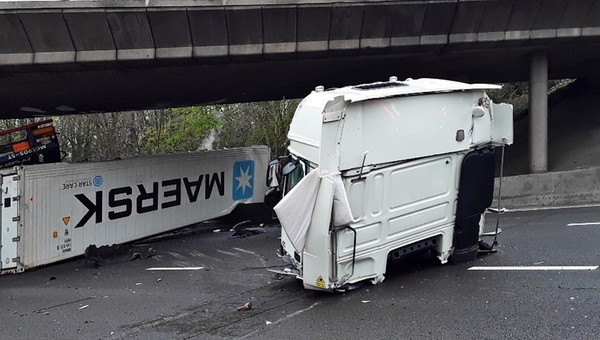 Kierowca ciężarówki stracił panowanie nad pojazdem. Z samochodu aż wypadł silnik [ZDJĘCIA]