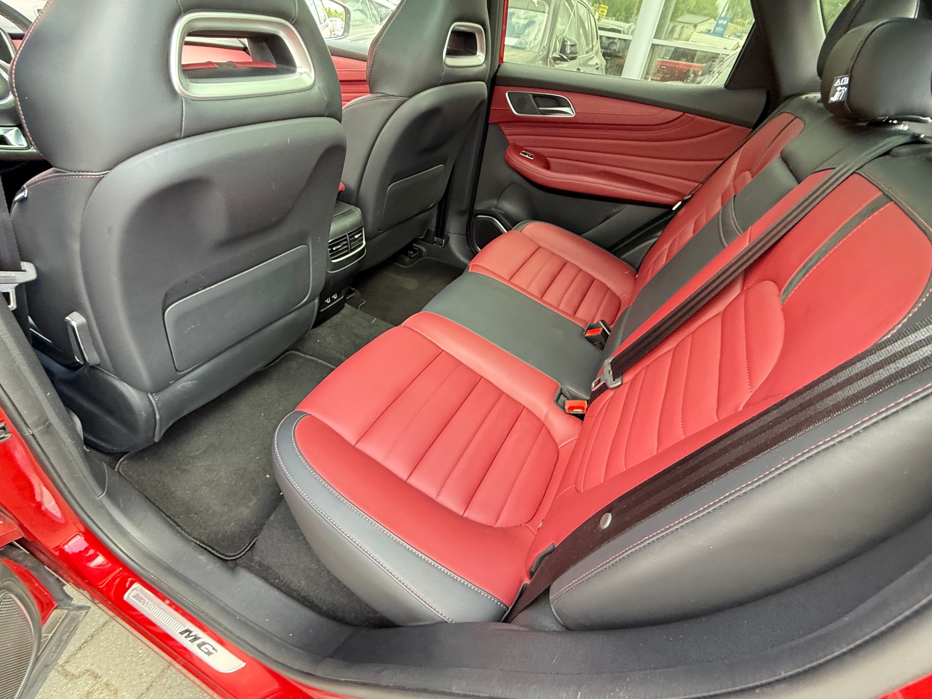 Czerwone używane MG EHS z przebiegiem 71 tys. km za 83 tys. 900 zł