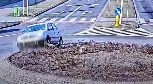 Senior jechał z "lodową przyłbicą". Rozbił auto na rondzie [WIDEO]