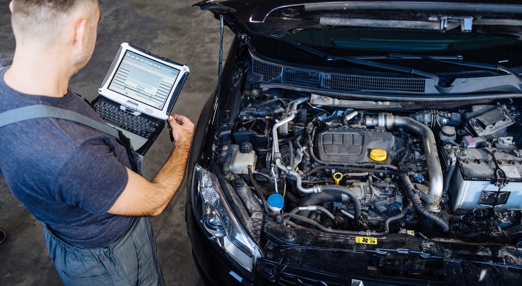 Samochód używany w warsztacie u mechanika - zdjęcie ilustracyjne