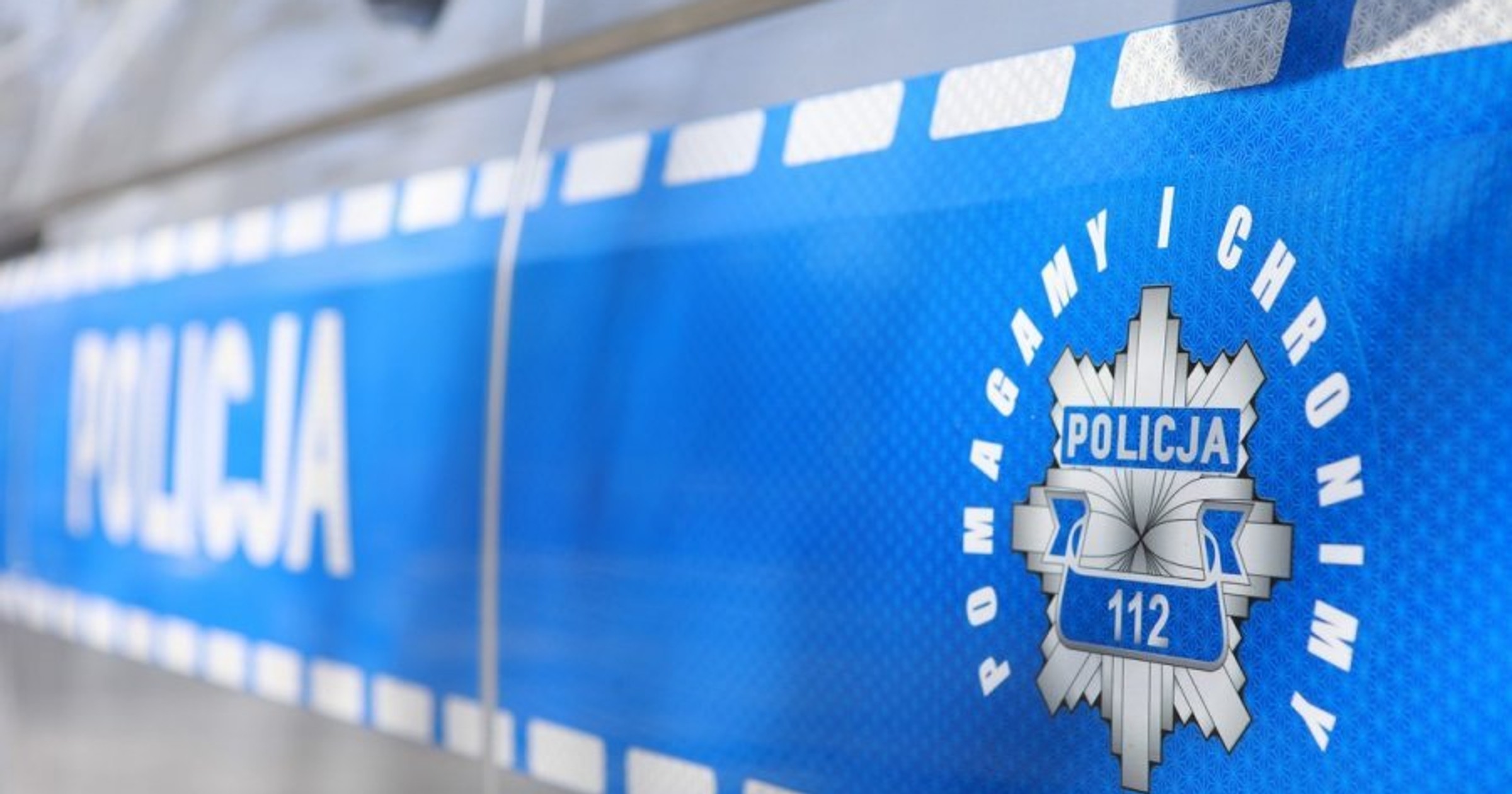 Obraz pochodzący z serwisu https://podkarpacka.policja.gov.pl/rze/aktualnosci/128560,Dzielnicowy-po-sluzbie-udzielil-pomocy-poszkodowanemu-w-wypadku-drogowym.html