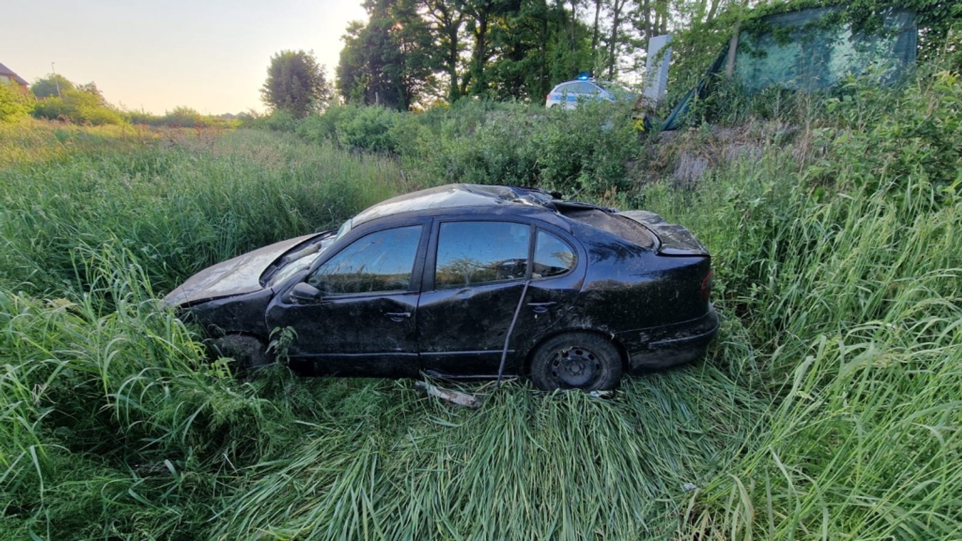 Sięgał po telefon. Spadł samochodem z trzymetrowej skarpy do stawu. A potem uciekł