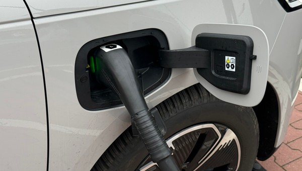 Ładowanie samochodu elektrycznego