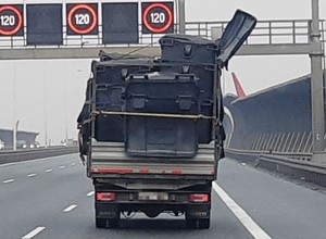 Klapa falowała na wietrze - nieprawidłowy transport pojemników na śmieci na S8