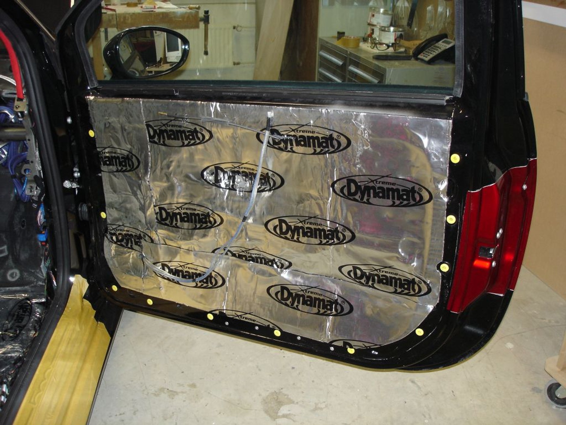 Drzwi Fiata 500 po naklejeniu drugiej warstwy mat Xtreme.