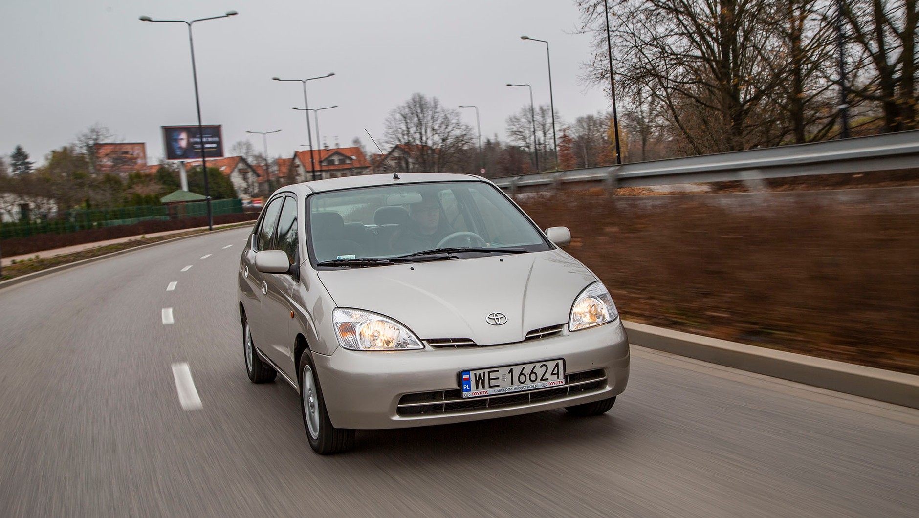 Produkowany od 1997 do 2000 roku Prius I miał wewnętrzne oznaczenie „NXW10”. Jego 1,5-litrowy motor o mocy 58 KM był wspomagany silnikiem elektrycznym (40 KM). W połowie 2000 roku do produkcji i sprzedaży poza Japonią weszła wersja NHW11 (odpowiednio 72 i 44 KM).
