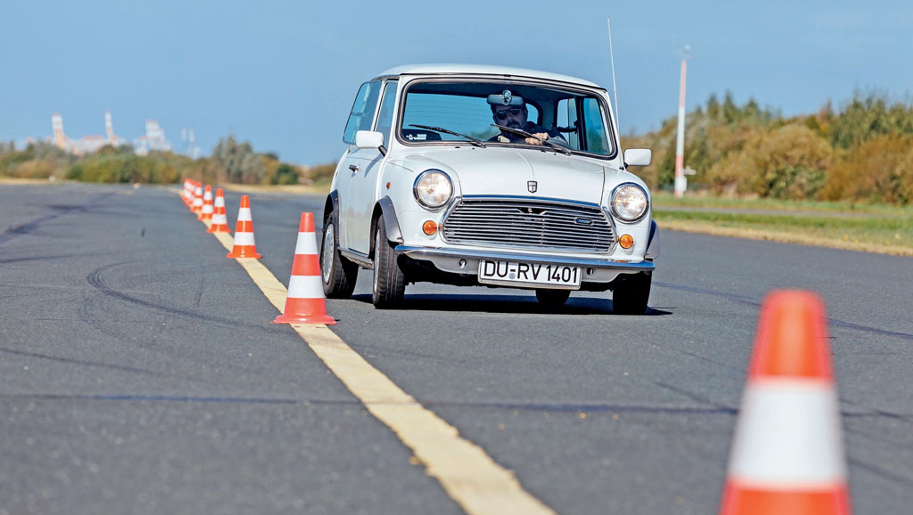 Wow! Najmocniejszy silnik w tym porównaniu napędza najmniejsze auto! Austin Mini Mayfair odgrywa tu rolę sportowca, kierowca znakomicie czuje samochód. Przestronność 
i komfort? To pozostawiono innym...